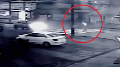 Imágenes fuertes: chofer atropelló a madre e hijo de un 1 año que pasaban por paso peatonal en Valdivia y quedó libre