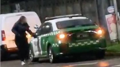 “¿Qué tipo de GTA es este?“: video de misteriosa mujer de la patrulla genera reacción de Carabineros y se abre sumario