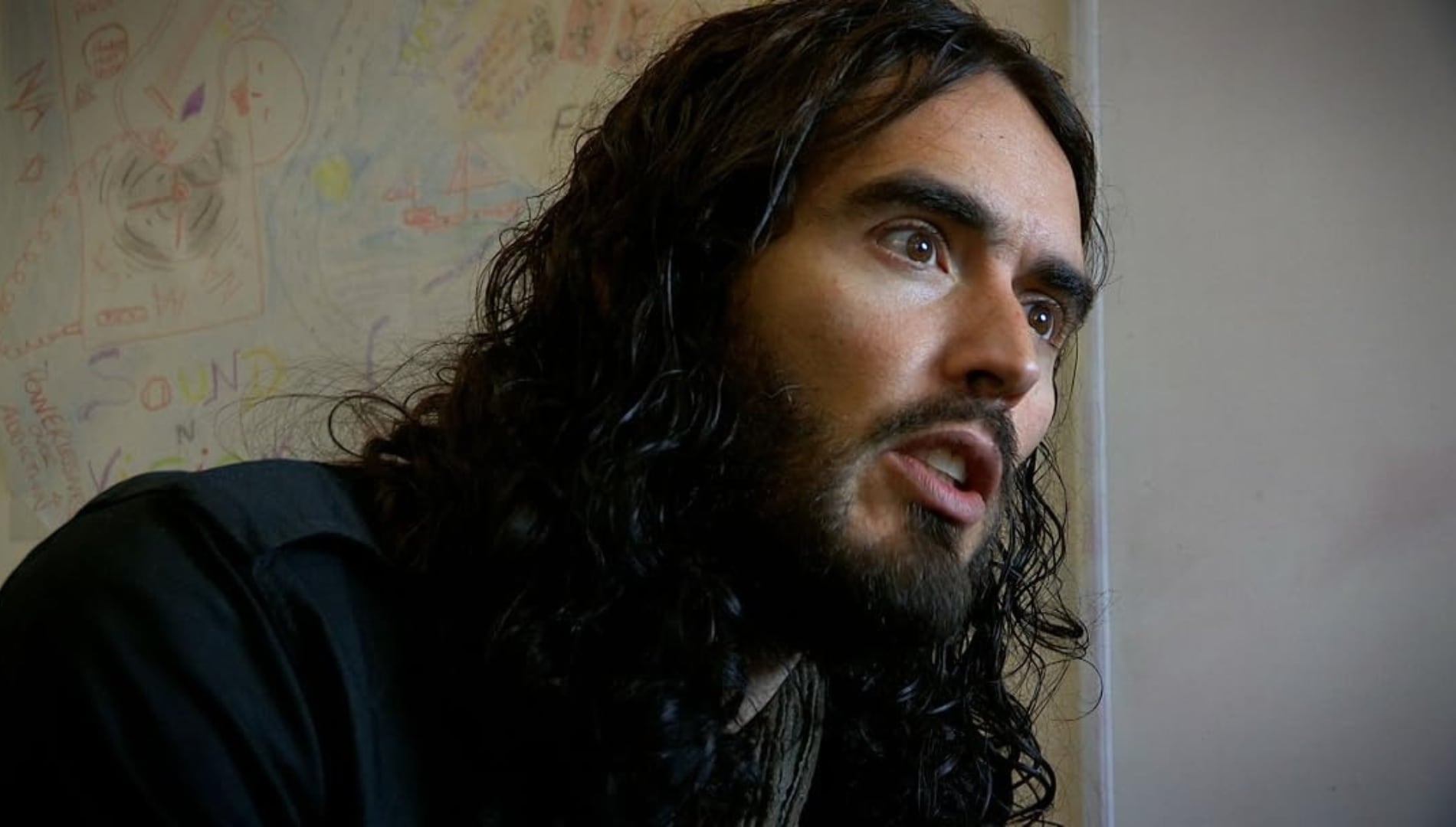 Russell Brand enfrenta nuevo testimonio por violación: habría atacado a mujer en el baño de un bar