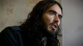 Russell Brand enfrenta nuevo testimonio por violación: habría atacado a mujer en el baño de un bar