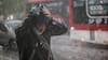 ¿Qué pasa si por la lluvia no puedes llegar a tu casa? Abogada explica tus derechos y entrega consejos