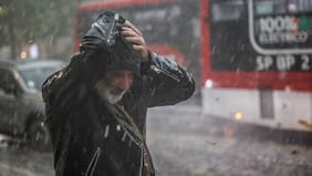 ¿Qué pasa si por la lluvia no puedes llegar a tu casa? Abogada explica tus derechos y entrega consejos