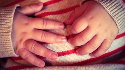 Buscan voluntarios para abrazar a bebés en situación de abandono: revisa aquí cómo postular y los requisitos