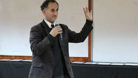 Concejal de Puerto Varas presentó licencia por estar enfermo de la garganta y se fue a cantar a festival