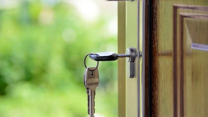 Beneficiarios habían muerto pero los pagos siguieron: Contraloría detecta irregularidades en subsidios de arriendo