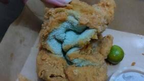 "Difícil de morder": Mujer pidió pollo a un restorán y le llegó una toalla frita