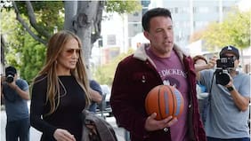 Jennifer López y Ben Affleck paparazeados dándose un frío beso en la mejilla en medio de rumores de ruptura