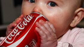 Condenan a padre que alimentaba a sus hijos solo con Coca-Cola