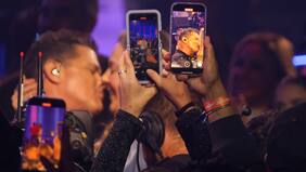 Ingeniera química y exreina de belleza: quién es Claudia Elena Vásquez, esposa de Carlos Vives y protagonista del beso más ardiente de Viña 2025