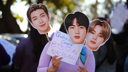Fans de BTS llegaron al Congreso para exigir respuestas por los conciertos en el Estadio Nacional