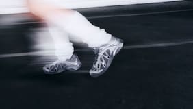 Marca de zapatillas cierra “alianza creativa” con dos músicos chilenos: conócelos acá