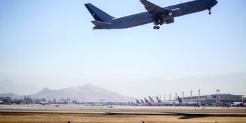 Iba junto a un familiar y tenía 98 años: lo que se sabe tras caso de pasajero que murió en pleno vuelo a Punta Arenas