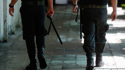 Investigan presuntos “pagos sexuales” de parejas de reos a gendarmes corruptos: “Si no tiene dinero...”