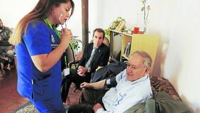 Médicos a domicilio de Santiago ayudan a los vecinos mayores a pasar agosto