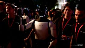 “Tu C3PO personal”: Tesla presenta oficialmente a Optimus su robot mayordomo
