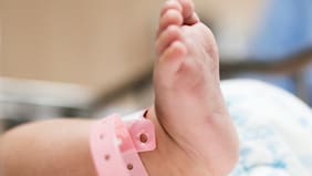 “Desbordando amor”: periodista y futbolista recibieron a su primera bebé