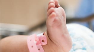 “Desbordando amor”: periodista y futbolista recibieron a su primera bebé