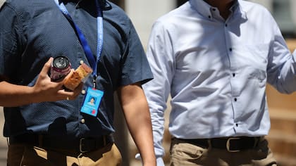 Contraloría pilló a funcionarios públicos que aprovecharon la licencia médica para “pitutear” en otras pegas