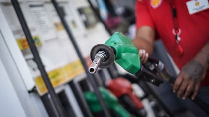 Histórica alza de hasta $580 por litro: Gobierno confirma cuánto subirán los combustibles desde esta semana