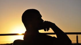 Qué es el sesgo de negatividad y cómo influye en tu forma de ver el mundo, según un especialista de Harvard