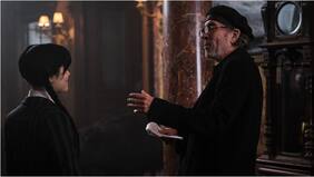 “Creo que todas las familias son raras”: el director Tim Burton habló de su nueva serie Merlina