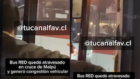 “Por hueones como vo’ estamos como estamos”: conductor de transporte público recibió santo rosario de chu... de colega por mala maniobra