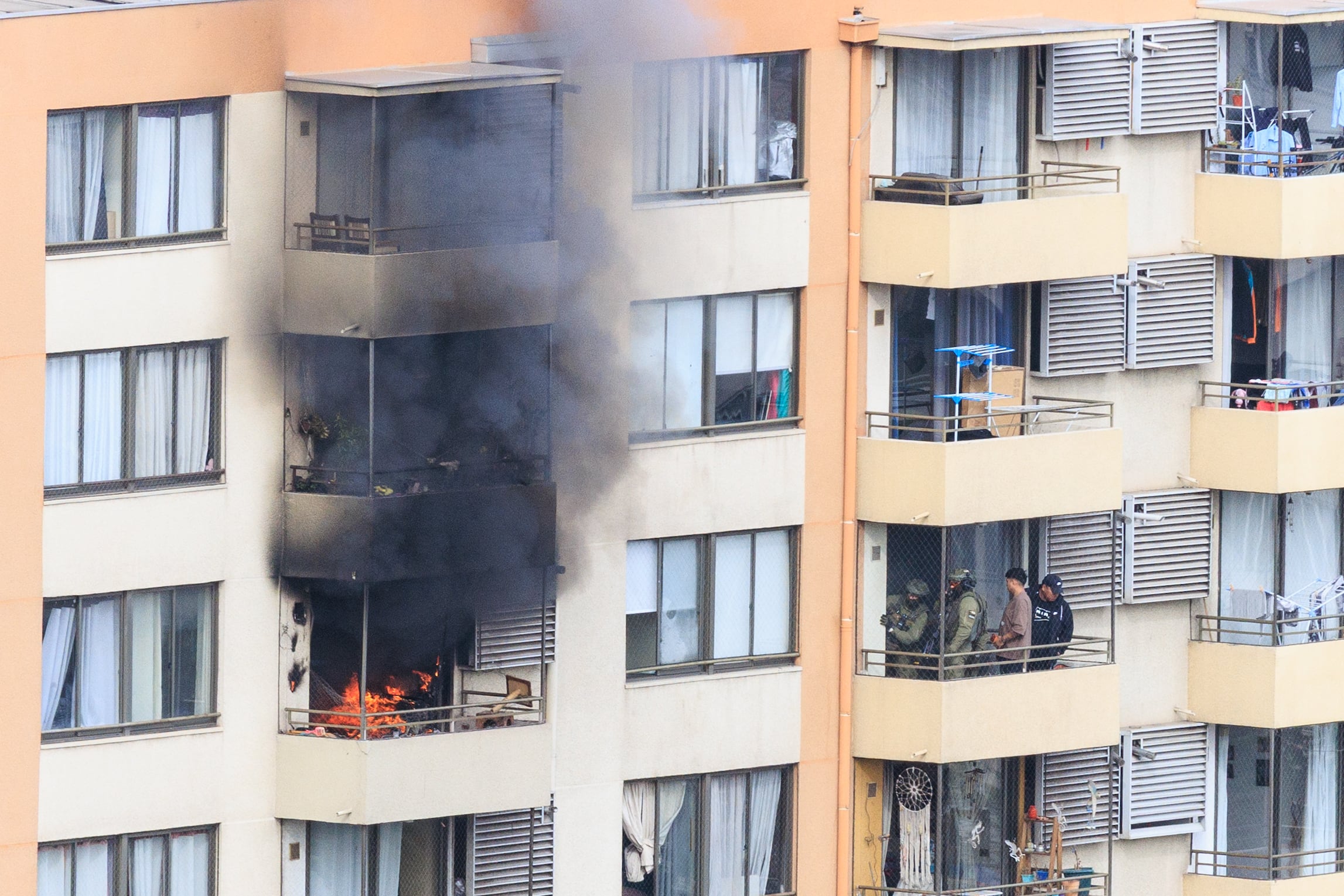 Hombre muere tras amenazar a su familia e incendiar departamento en San Miguel