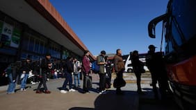 “Un golpe directo al bolsillo”: Alza de combustibles empujará fuerte subida en pasajes de buses en Semana Santa