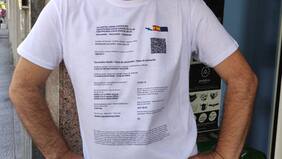 ¡Sacó trago! Vivaracho inventó polera con pase de movilidad para entrar a los bares