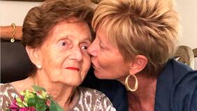 Raquel Argandoña y su mamá de 92 años en cuarentena: "Una de las ventanas de mi departamento da al balcón de ella... Se asoma a la terraza con un paño amarillo... Me ve y le digo ‘mamá, estás linda’"