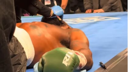 Boxeador se desplomó sobre el ring y la pelea tuvo que terminar abruptamente para llevarlo al hospital