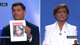 El tenso round entre Parisi y Matthei: Candidato le mostró fotos por “traiciones” a Piñera y Pinochet