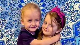 Tragedia en Reino Unido: gemelas de 4 años fallecieron asfixiadas tras encerrarse en baúl