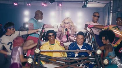 Madonna sorprendió en el entretiempo de la final del Mundial junto a Ronaldo y Ronaldinho
