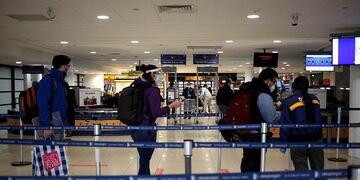 Control sanitario en el interior del Aeropuerto Arturo Merino Benitez.