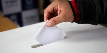 Autoridades visitan centro de votacion para el plebiscito del 25 de octubre en San Miguel.