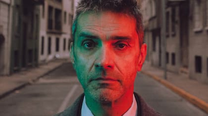 Ex Lucybell Eduardo Caces lanza nuevo proyecto artístico: “Trilogía de lo común: lado B”
