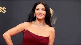 “El epítome de la perfección”: Catherine Zeta-Jones se lució con atrevido look a lo Morticia