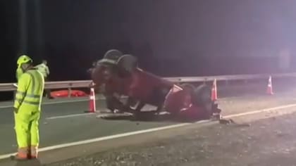 Grave accidente dejó un fallecido y una lesionada en Autopista del Maipo: auto chocó contra barreras de contención y volcó
