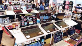 La venta de computadores cae por primera vez en dos años: alza de precios estaría frenando las compras