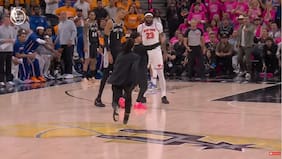 NBA castiga de por vida a fanático que invadió la cancha para sacarse una selfie con Wembanyama