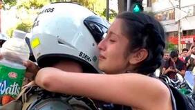 El conmovedor video de carabinero y manifestante que se ha transformado en un símbolo de paz