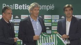 "Intentaremos mejorar el plantel": Pellegrini no le cierra la puerta al "Huaso" Isla en Betis