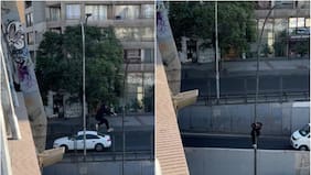 Impresionante hazaña: joven saltó desde un puente a poste en Santiago Centro