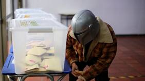 ¿Pedro Pascal?: un "Mandalorian" llegó a votar en colegio de Lo Barnechea