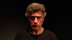Entre el eco de Hamnet y la llegada de Julio Milostich, Hamlet-Multitud vuelve al Teatro UC: fechas y entradas