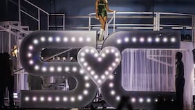 Fuegos artificiales, un “arresto” y una “Juno pose” especial: Sabrina Carpenter desató la euforia de sus fans en Lollapalooza 2026