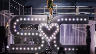 Fuegos artificiales, un “arresto” y una “Juno pose” especial: Sabrina Carpenter desató la locura de sus fans en Lollapalooza 2026