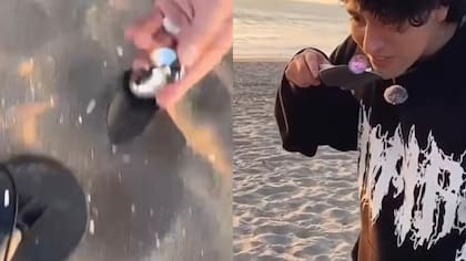 Pensaron que era un trompo: jóvenes buscaban monedas en la playa y se pillaron juguete sexual