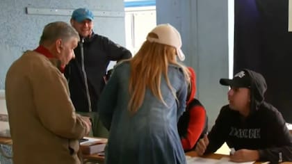 “Innecesario, fuera de lugar, desubicado”: critican a vocal de mesa por la tallita que se tiró tras voto de Cathy Barriga